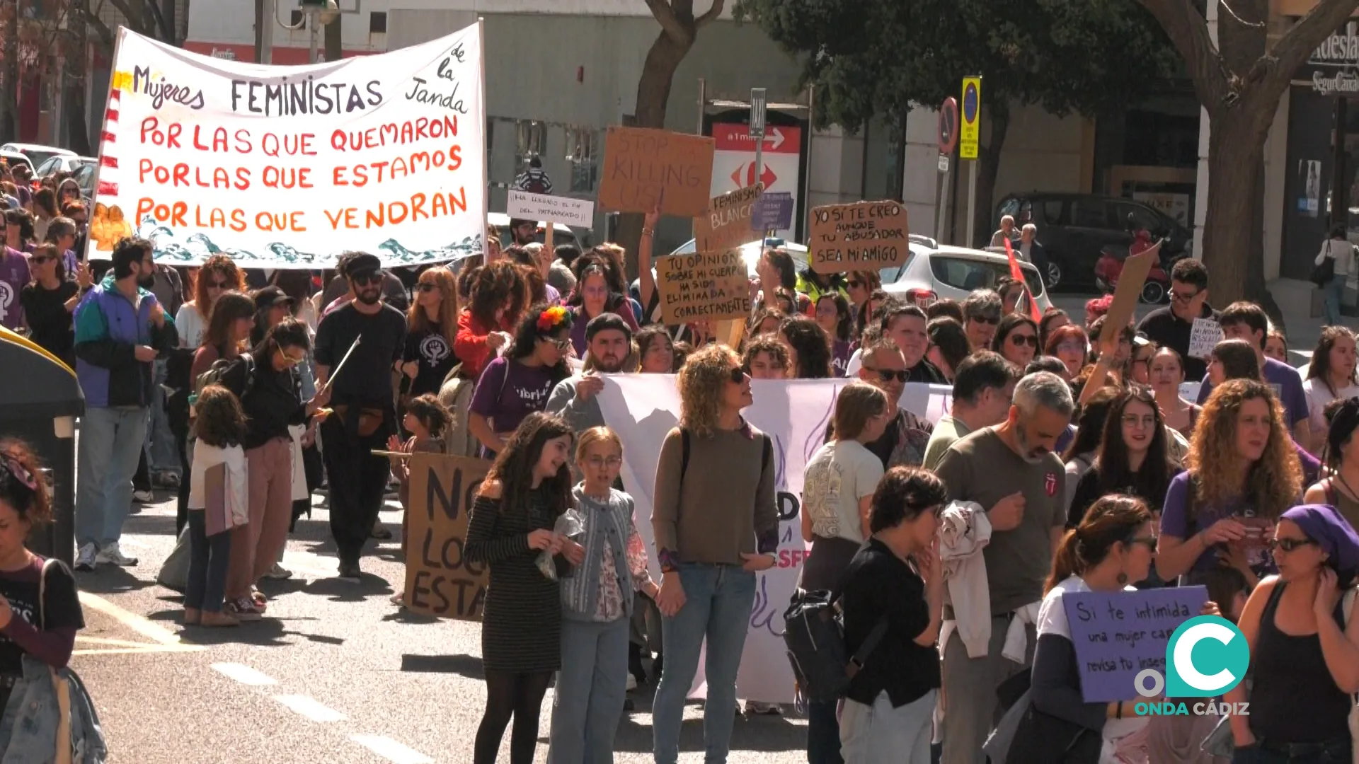 La marcha de la manifestación por la avenida principal 