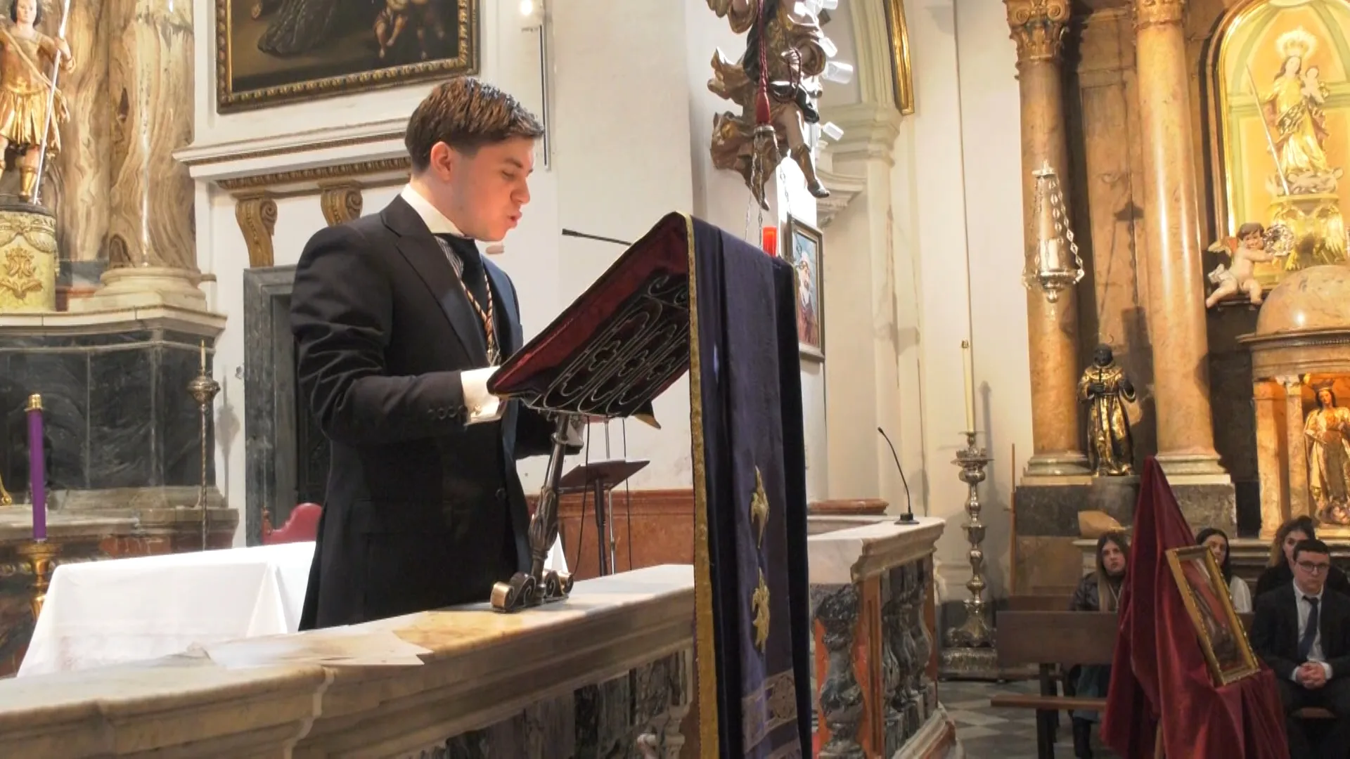 El pregonero Carlos de la Rosa durante su pregón en la Iglesia del Rosario 