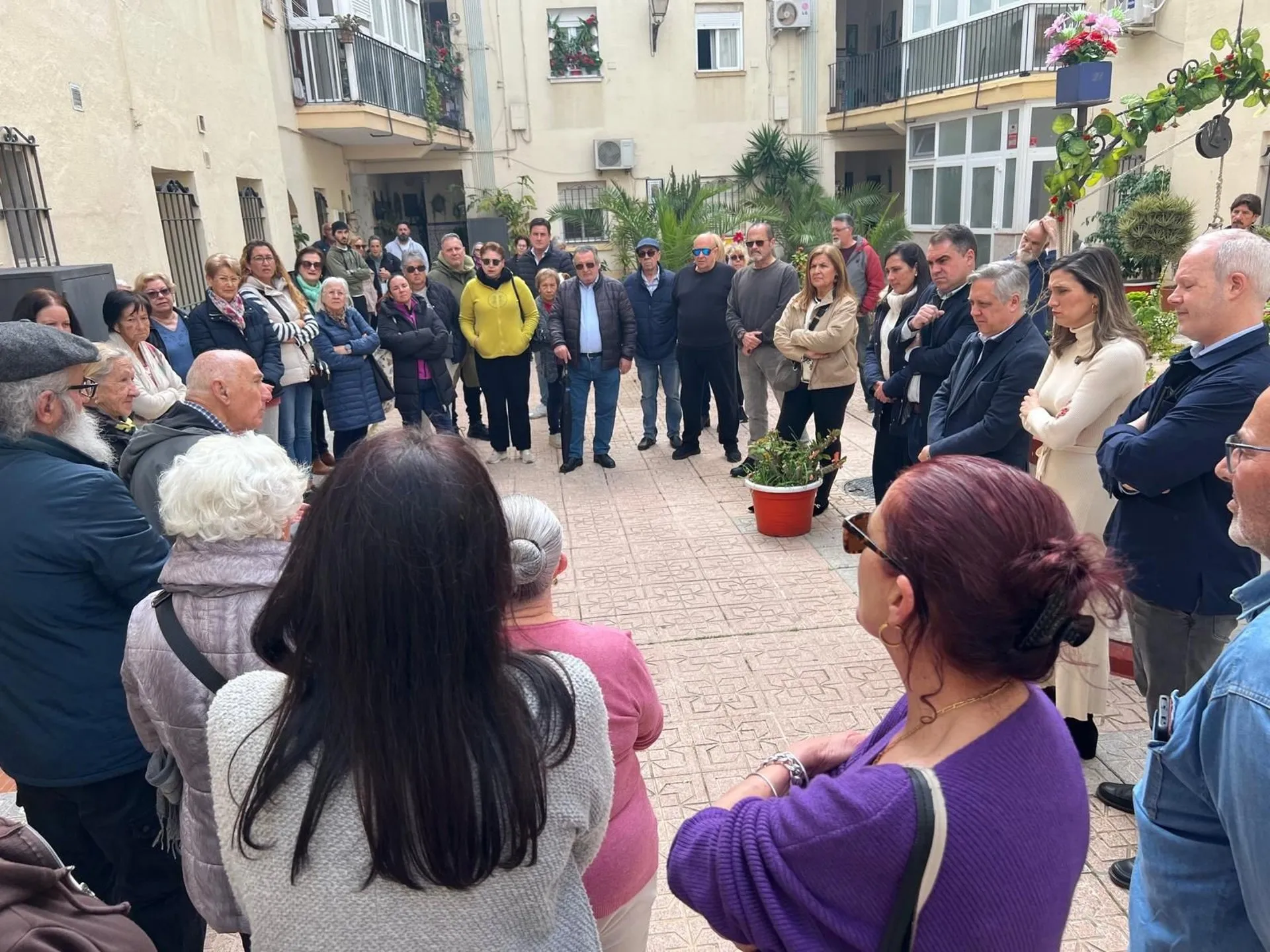 Los dirigentes socialistas en su visita este jueves al barrio de la capital gaditana