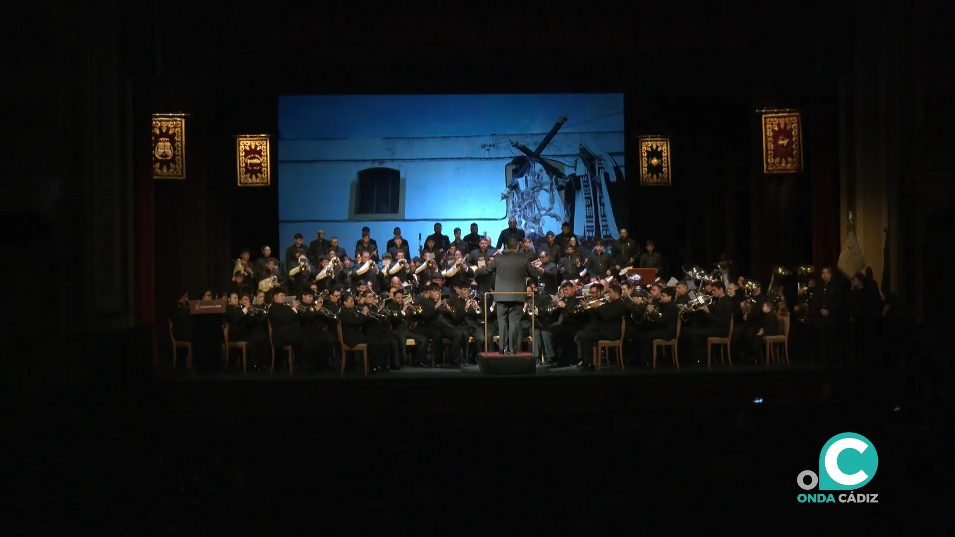 El Gran Teatro Falla acogió el concierto organizado por la Tertulia cofrade Al Palo.