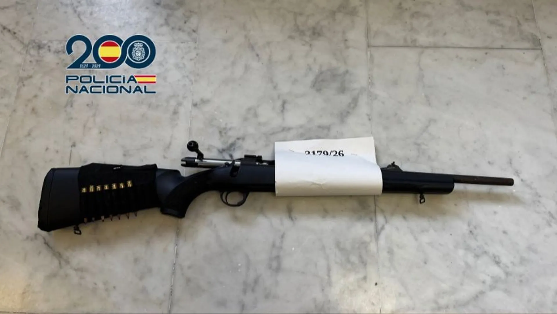El fusil de calibre 308 localizado en el maletero del vehículo de los arrestados en la capital gaditana