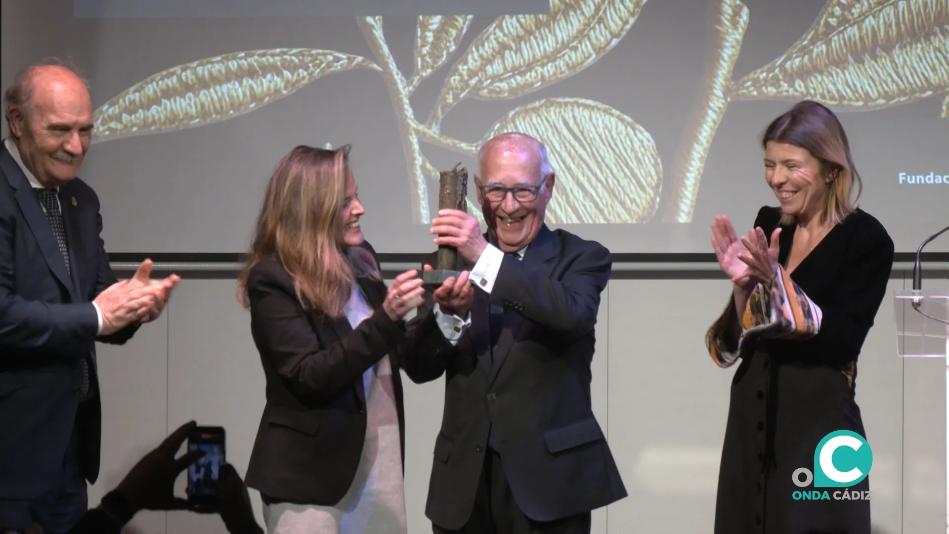 El hermano honorífico de El Caído, Pedro Reynoso, recibiendo el galardón 'Gota a Gota'.
