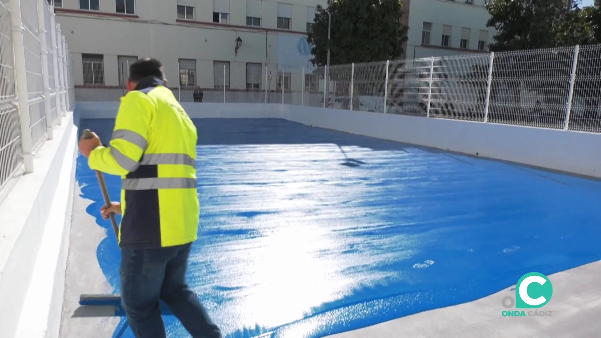 Imagen de la nueva pista deportiva en la Plaza Manolo Santander previa a su puesta en funcionamiento. 