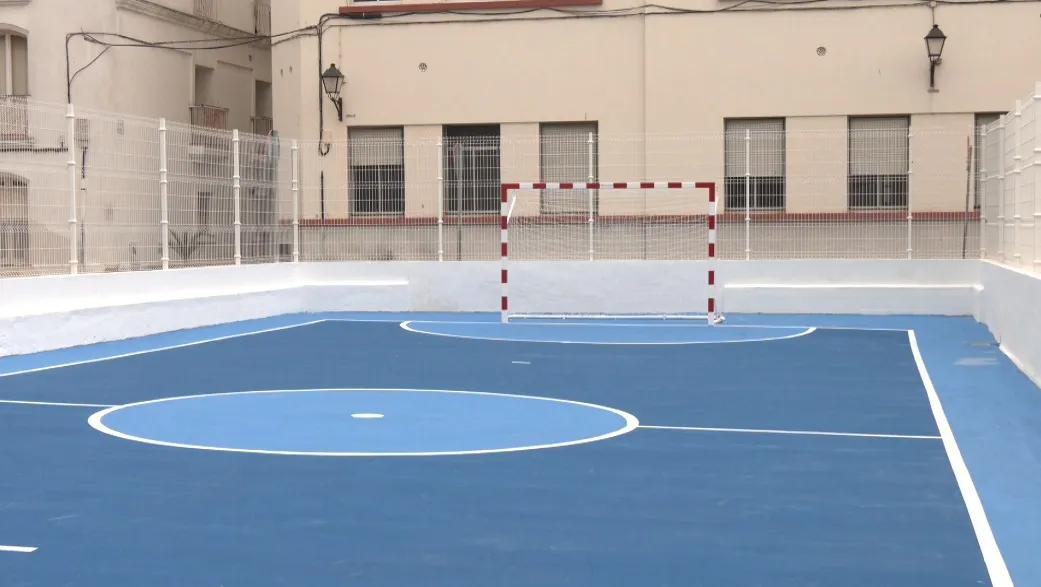 La Viña ya disfruta de la nueva pista deportiva.