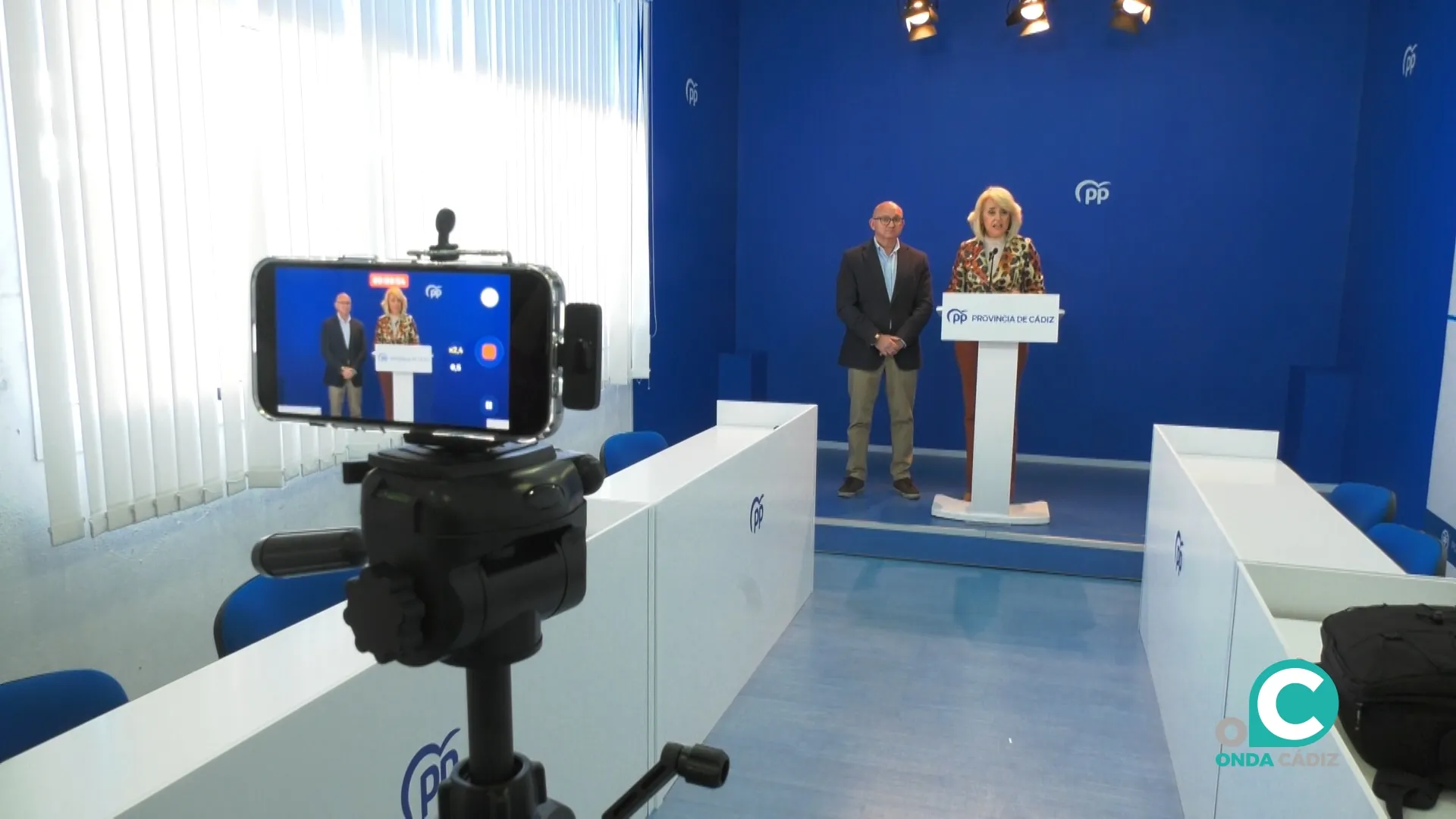 Los parlamentarios autonómicos Pilar Pintor y José Ignacio González, en rueda de prensa. 