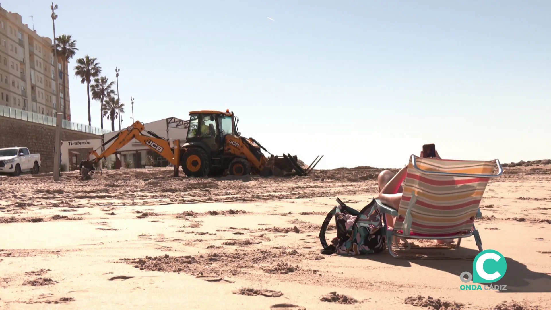 Operarios de Playas trabajando para poner en servicio la pretemporada en Semana Santa. 