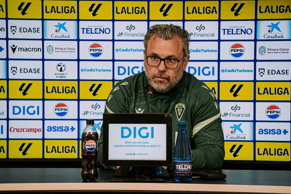 El técniico gaditano en la rueda de prensa previa al choque ante el cuadro caballa
