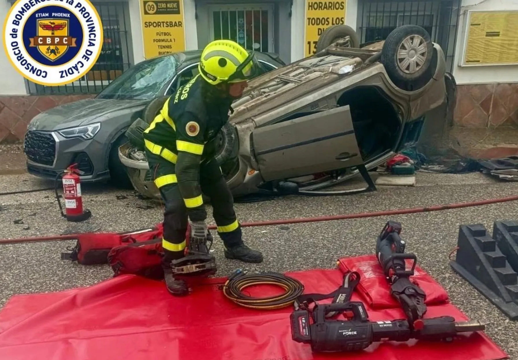 Un bombero durante los trabajos de rescate en el lugar del sieniestro