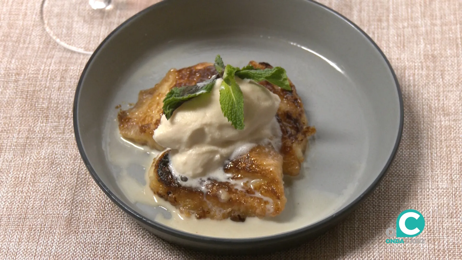 Plató de torrijas con helado de vainilla elaborado por el alumnado de la Escuela de Hostelería y Turismo Fernando Quiñones.