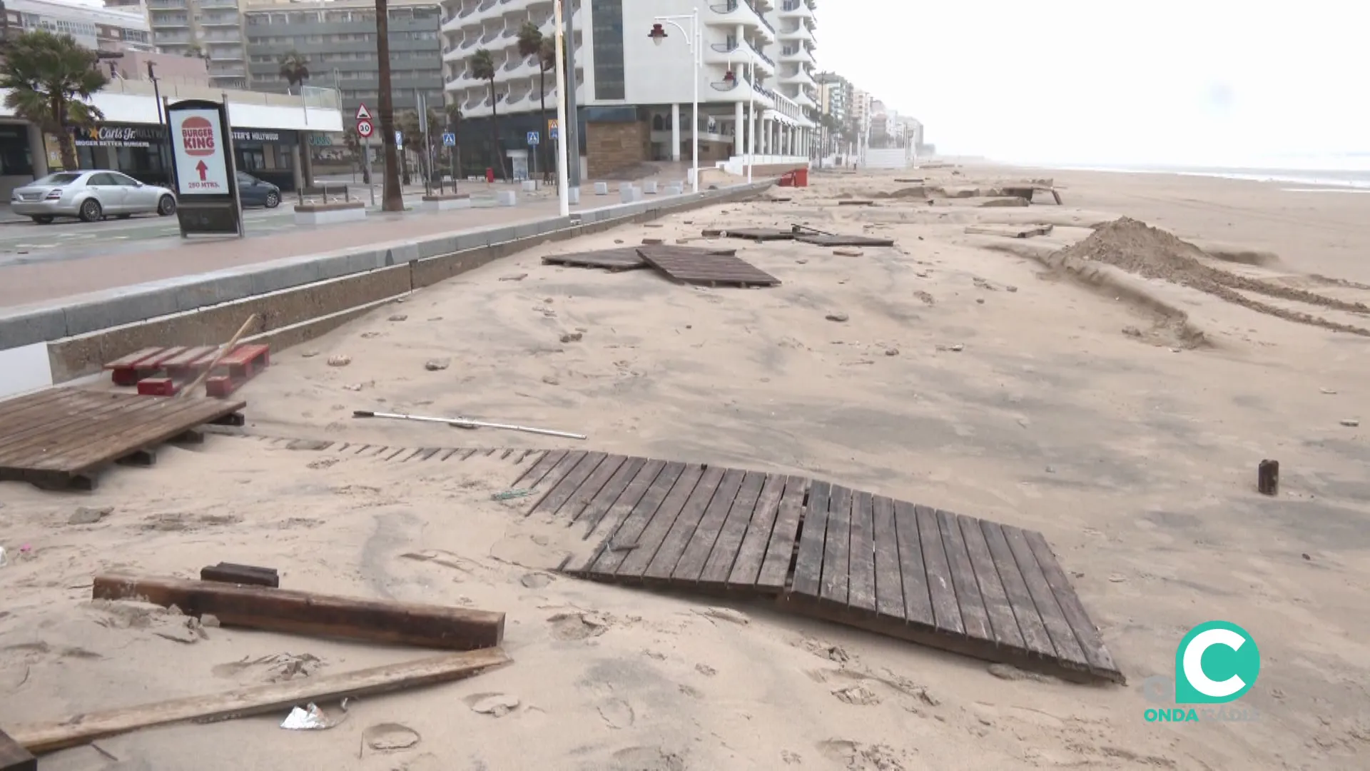 Daños en e Paseo Marítimo de la capital gaditana en los pasados temporales