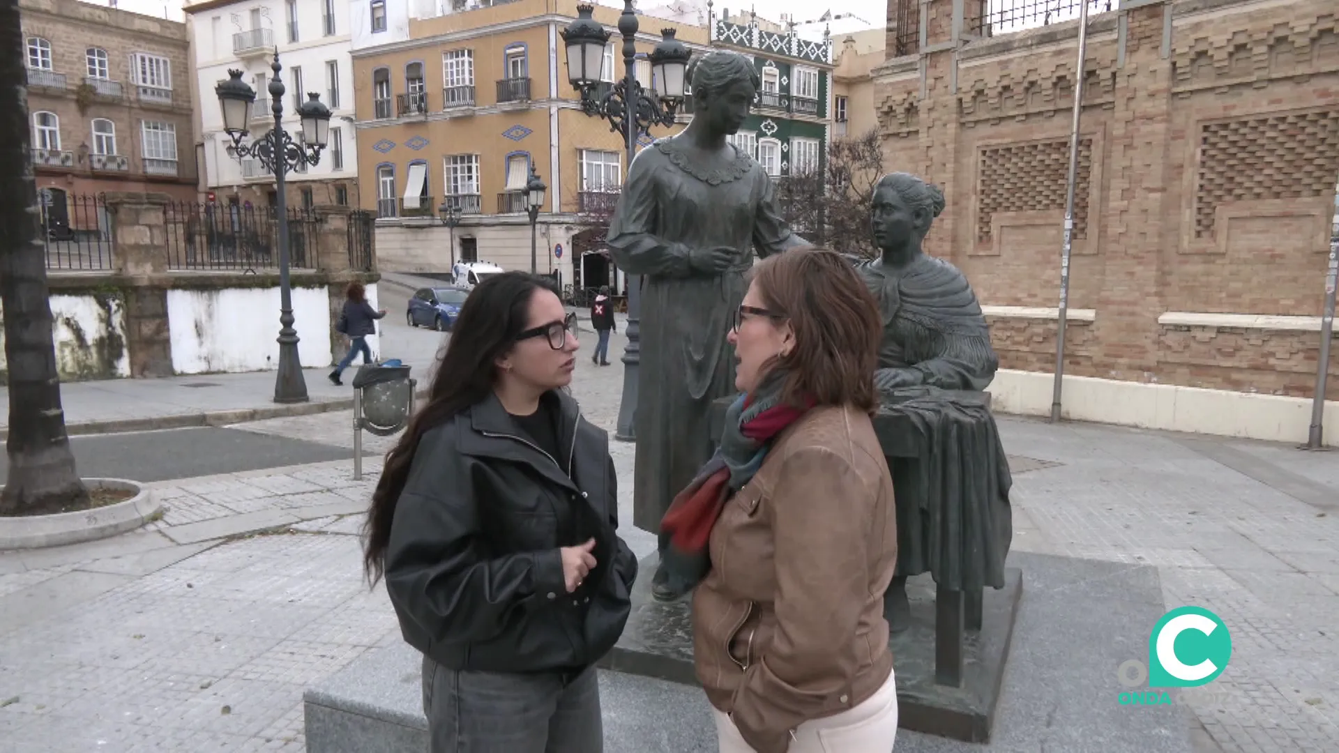 La dirigente de Sumar este martes junto al monumento a las Cigarreras en la capital gaditana