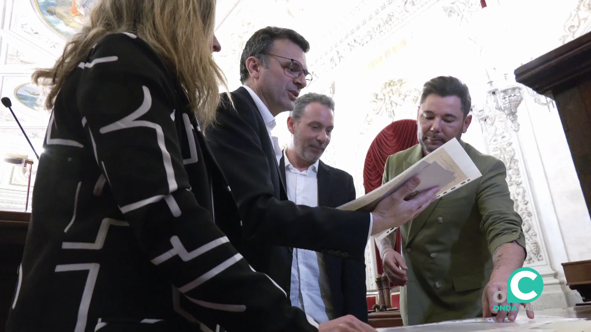 El cantaor Miguel Poveda y el alcalde de Cádiz revsan alguno de los documentos que formaran parte del nuevo fondo de archivo 