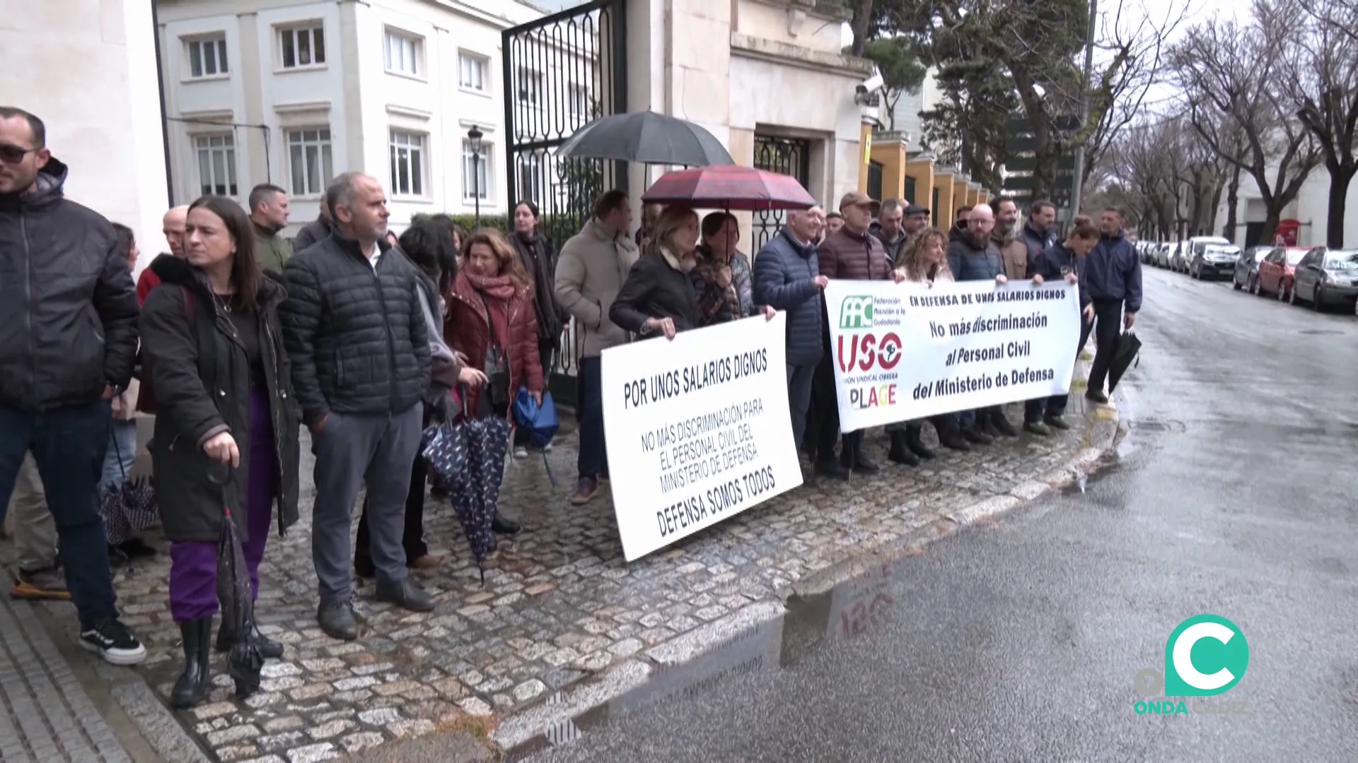 Un momento de la movilización a la entrada del edificio este miércoles