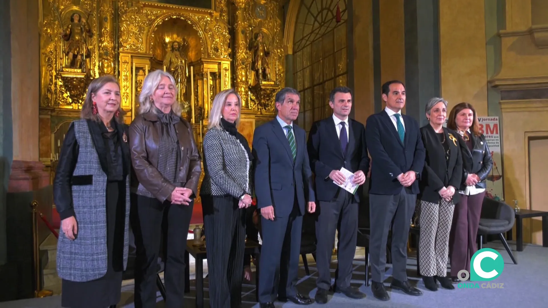 Autoridades e invitados antes del comienzo del acto