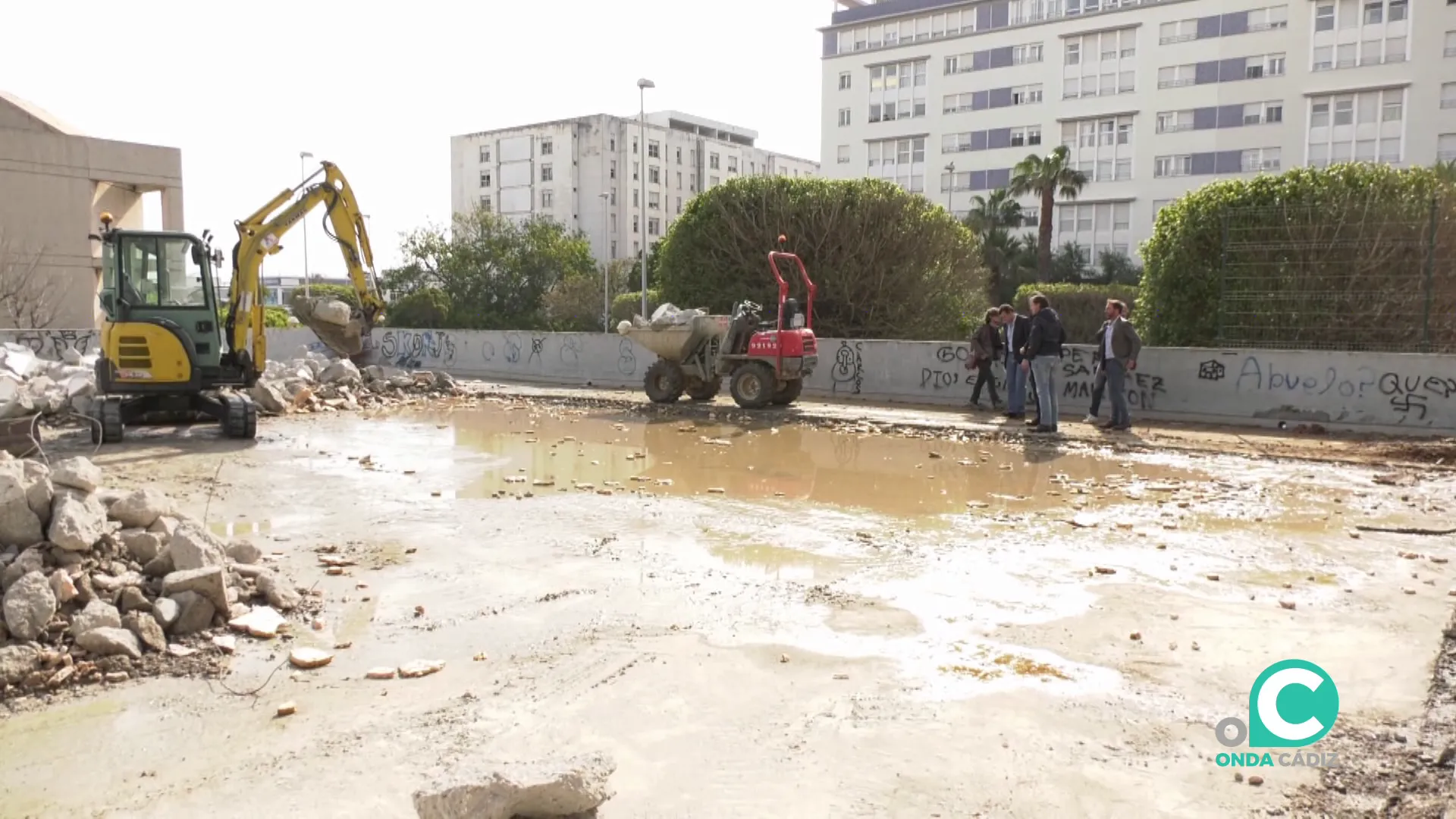Autoridades en el lugar de las actuaciones en la capital gaditana este lunes