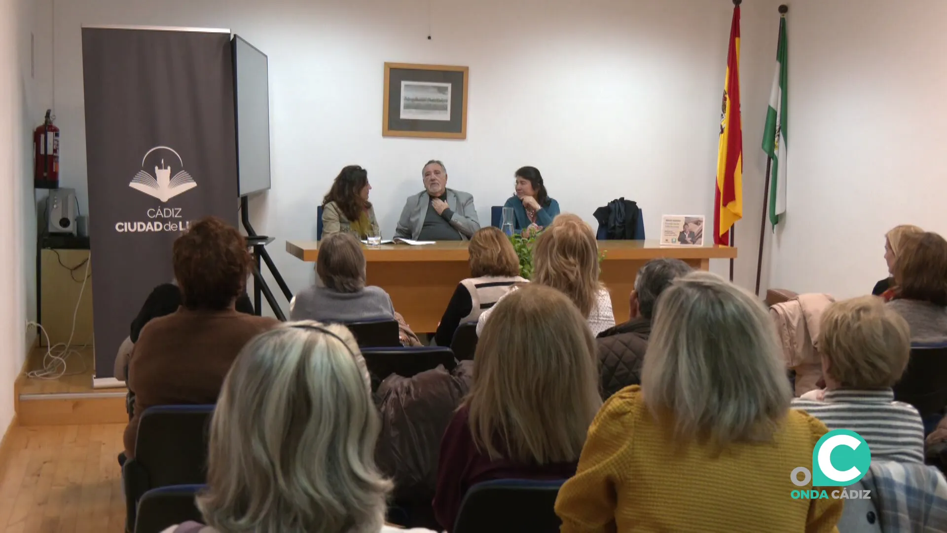 La autora se dirige a los presentes durante el acto