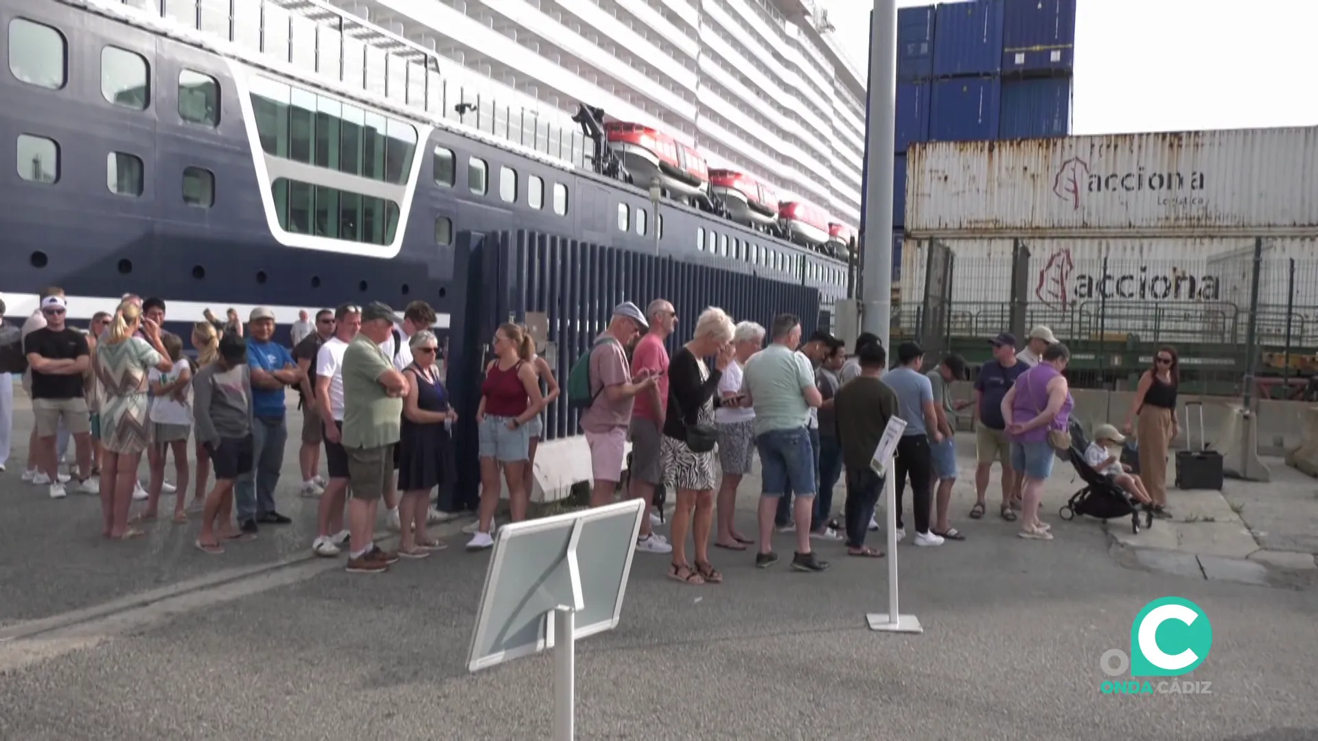 Cruceristas desembarcando en el muelle de Cádiz en una imagen de archivo
