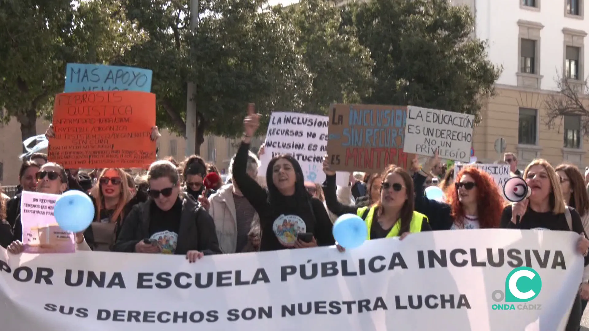La cabeza de la marcha por la Cuesta de las Calesas durante la mañana de este miércoles