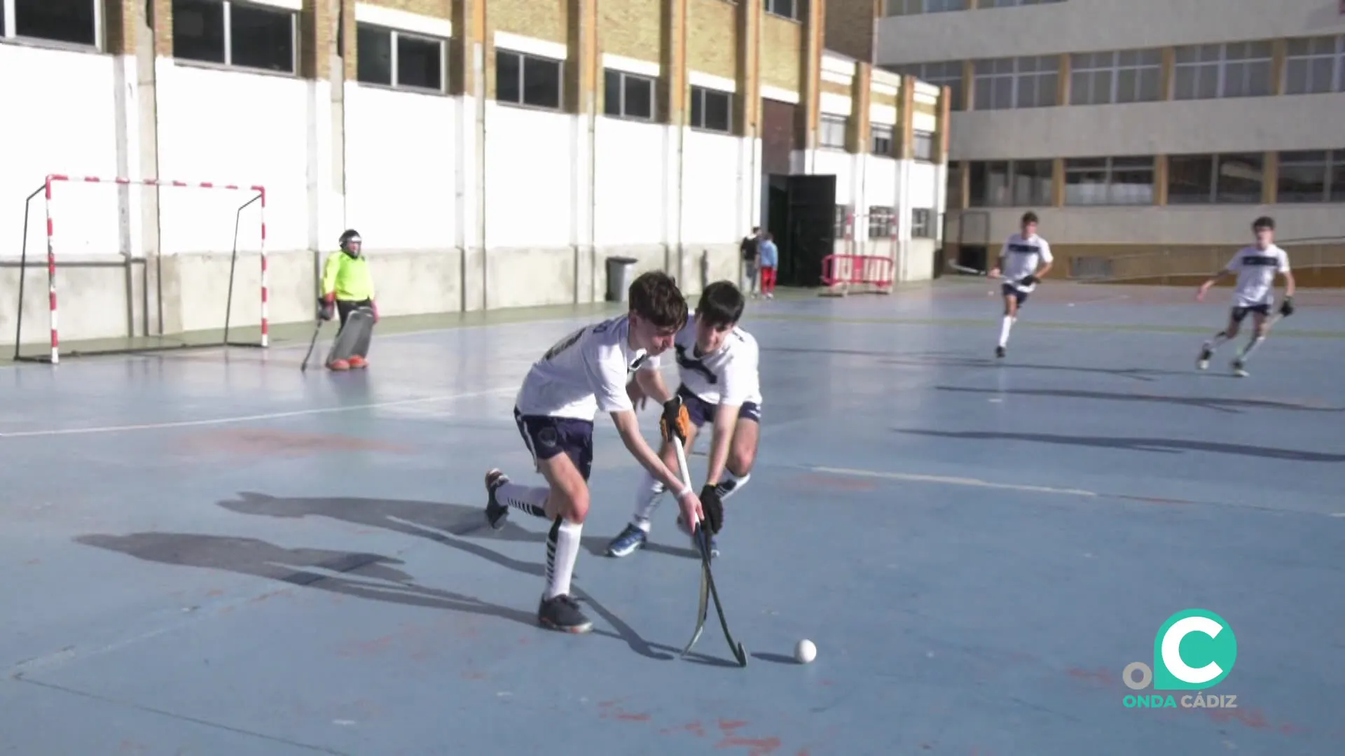 Dos jugadores durante un partido de entrenamiento en las pistas del colegio de Salesianos