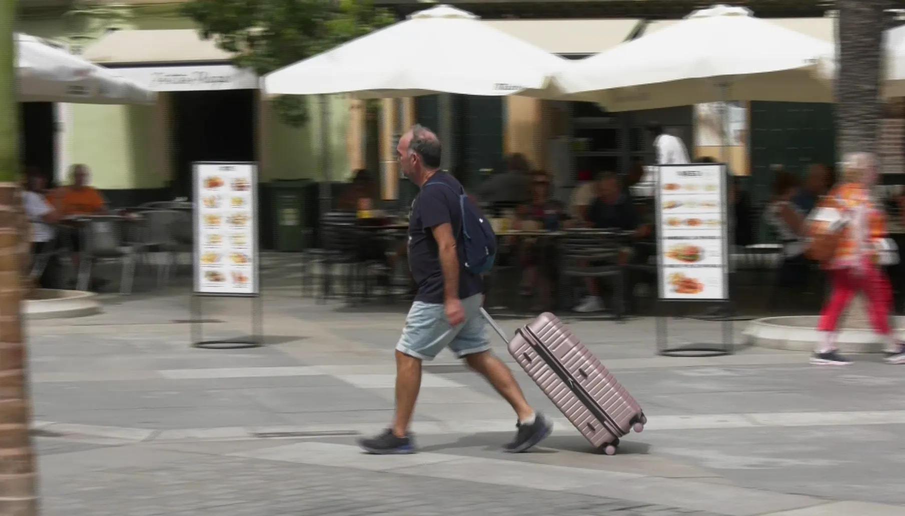 Turista por la plaza de la Catedral