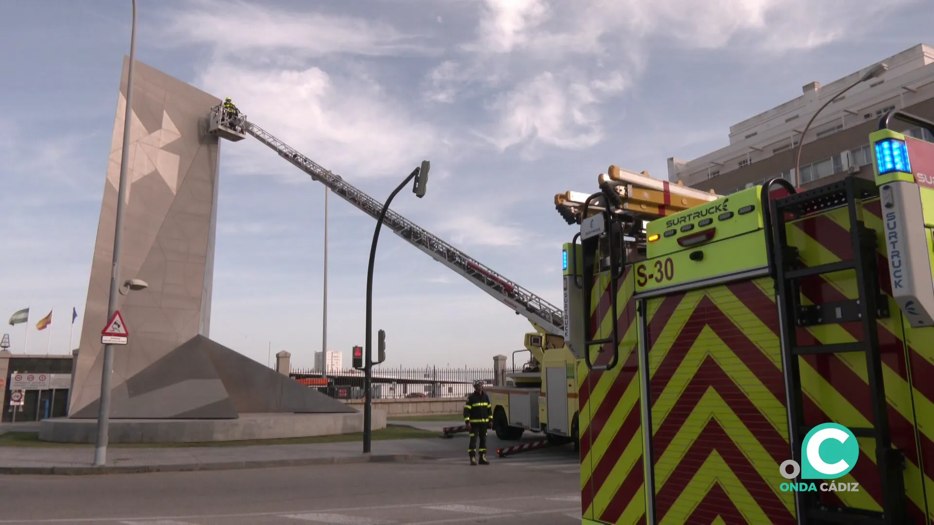 Una de las chapas desprendida parcialmente por el viento ha sido asegurada