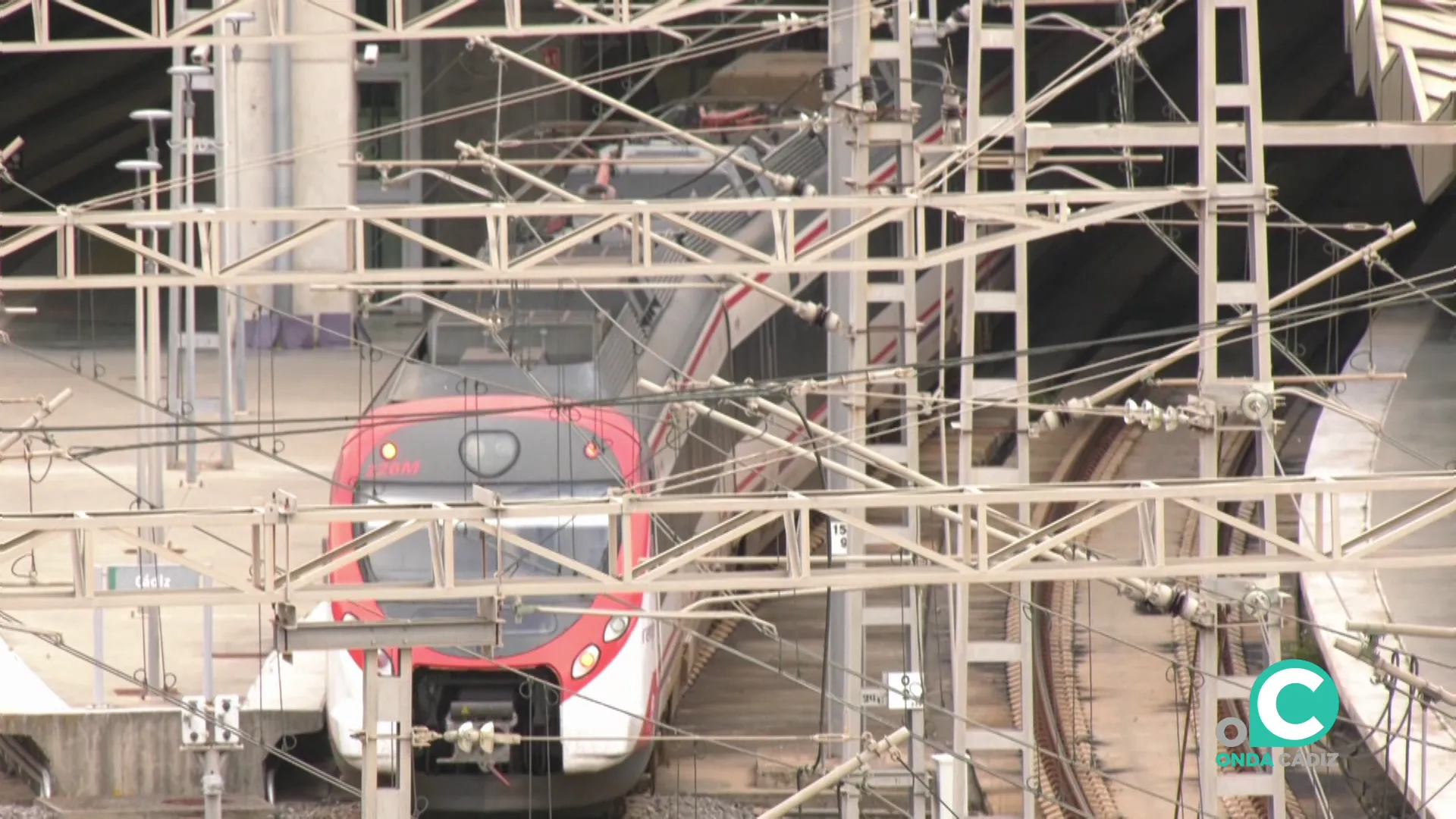 Vagones accediendo a la estación de la capital gaditana