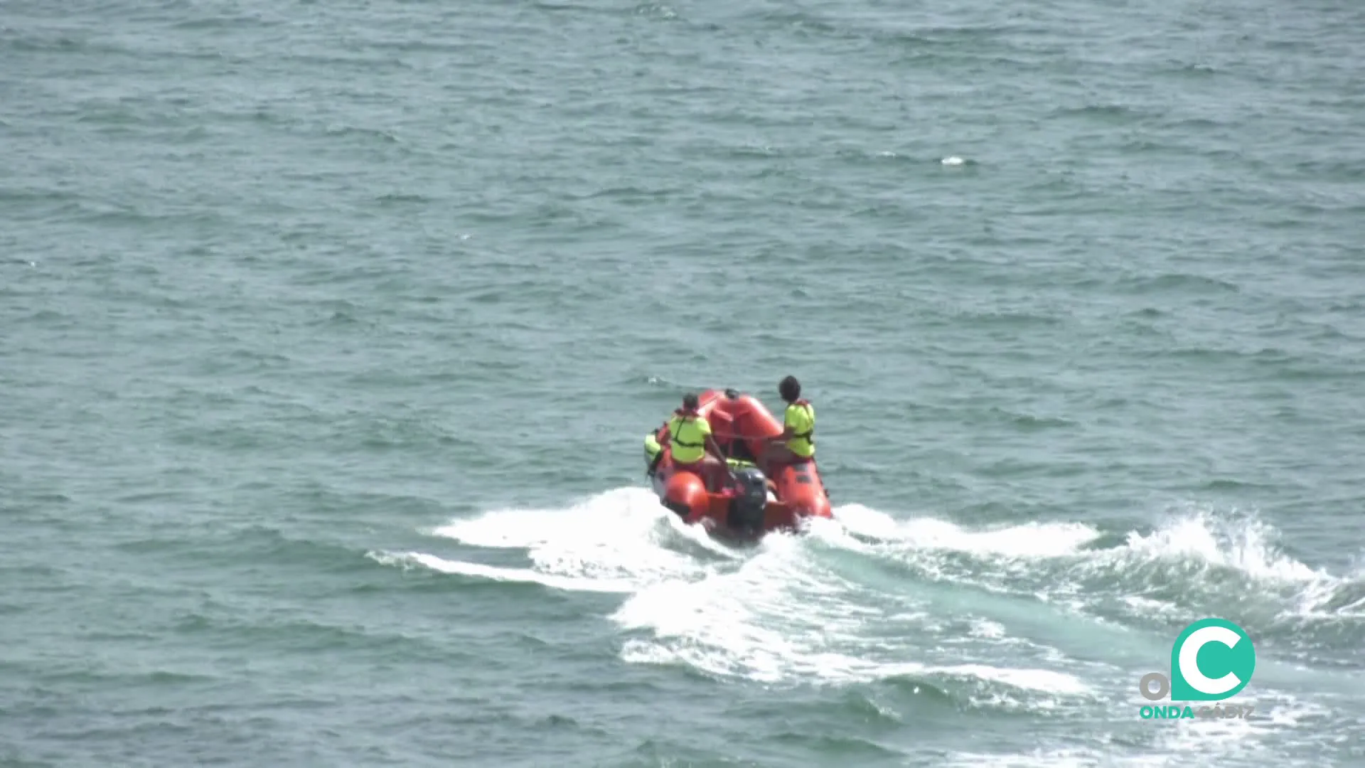 Zodiac de salvamento en el litoral de la capital gaditana