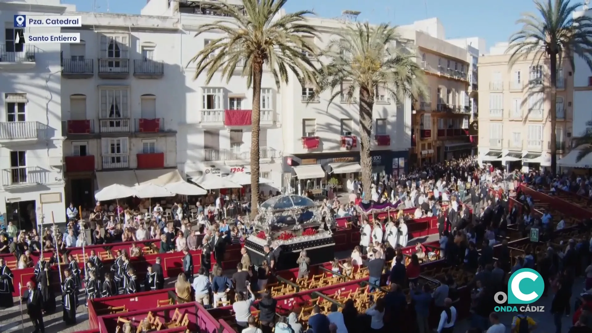 Imagen de la llegada de la urna de plata de Santa Entierro a Santa Catedral 