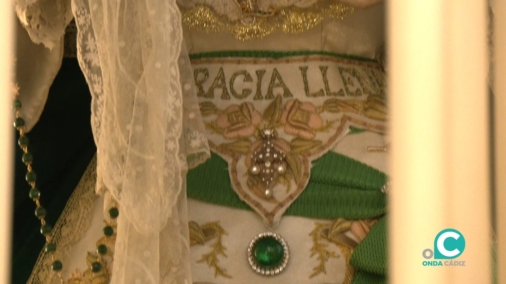 Detalles del bordado de la vestimenta de la Virgen de Gracia y Esperanza 