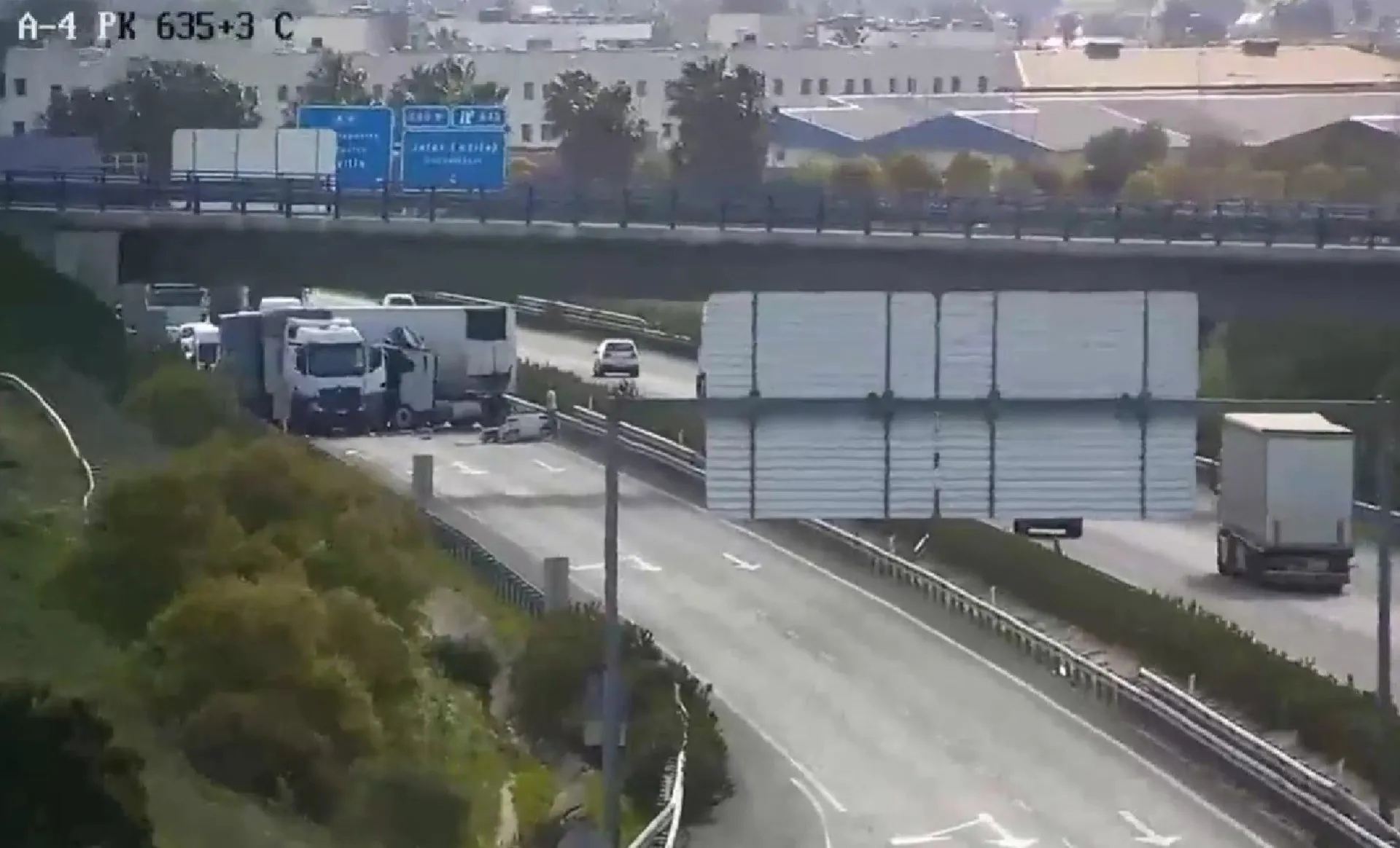 Camiones accidentados en la A-4 en Jerez este lunes 6 de abril.