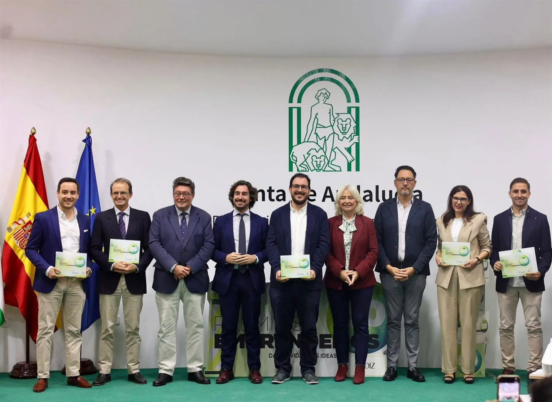 Mercedes Colombo con representantes de las cinco empresas reconocidas