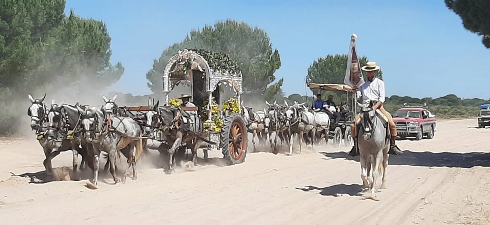 Una de las hermandades del Rocío en su camino de peregrinación