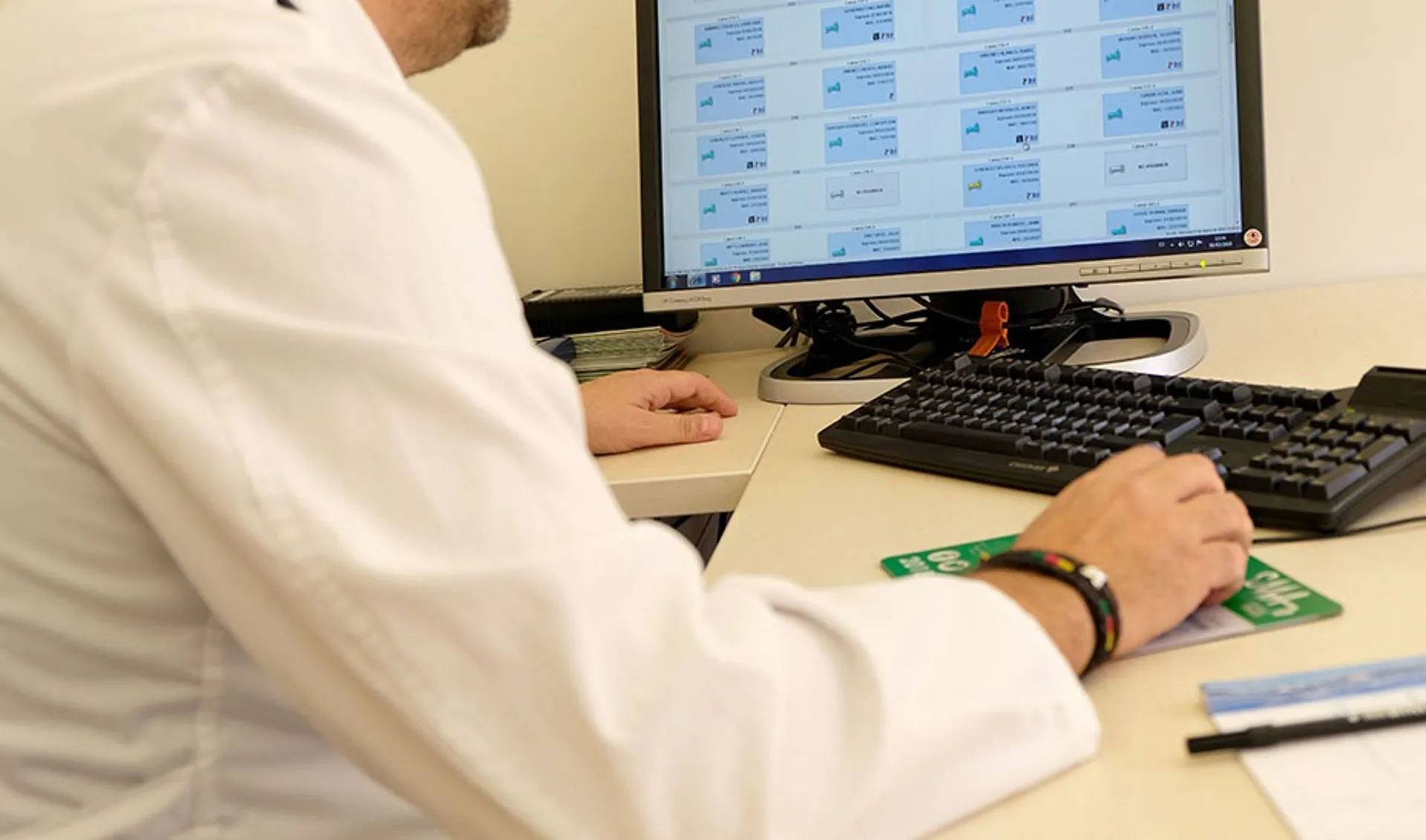 Imagen de archivo de un facultativo de atención primaria en consulta