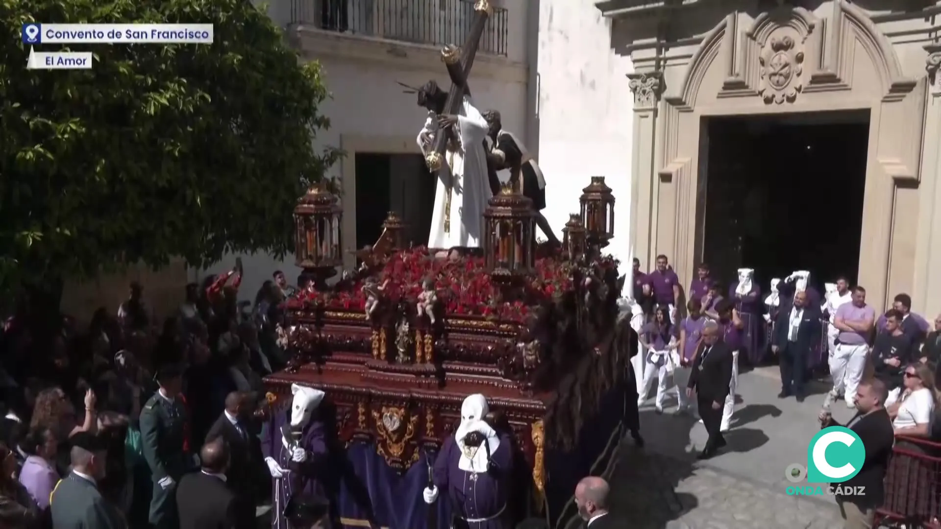 Cristo del Nazreno del Amor durante el inicio de su Estación de Penitencia desde San Francisco