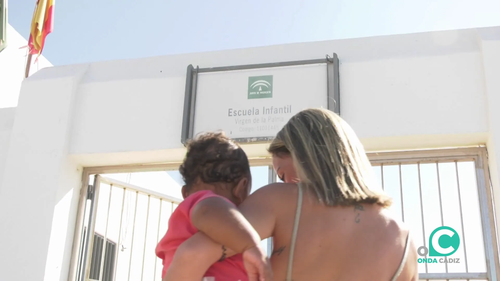Una madre accede acon su hija a una escuela en Cádiz en una imagen de archivo