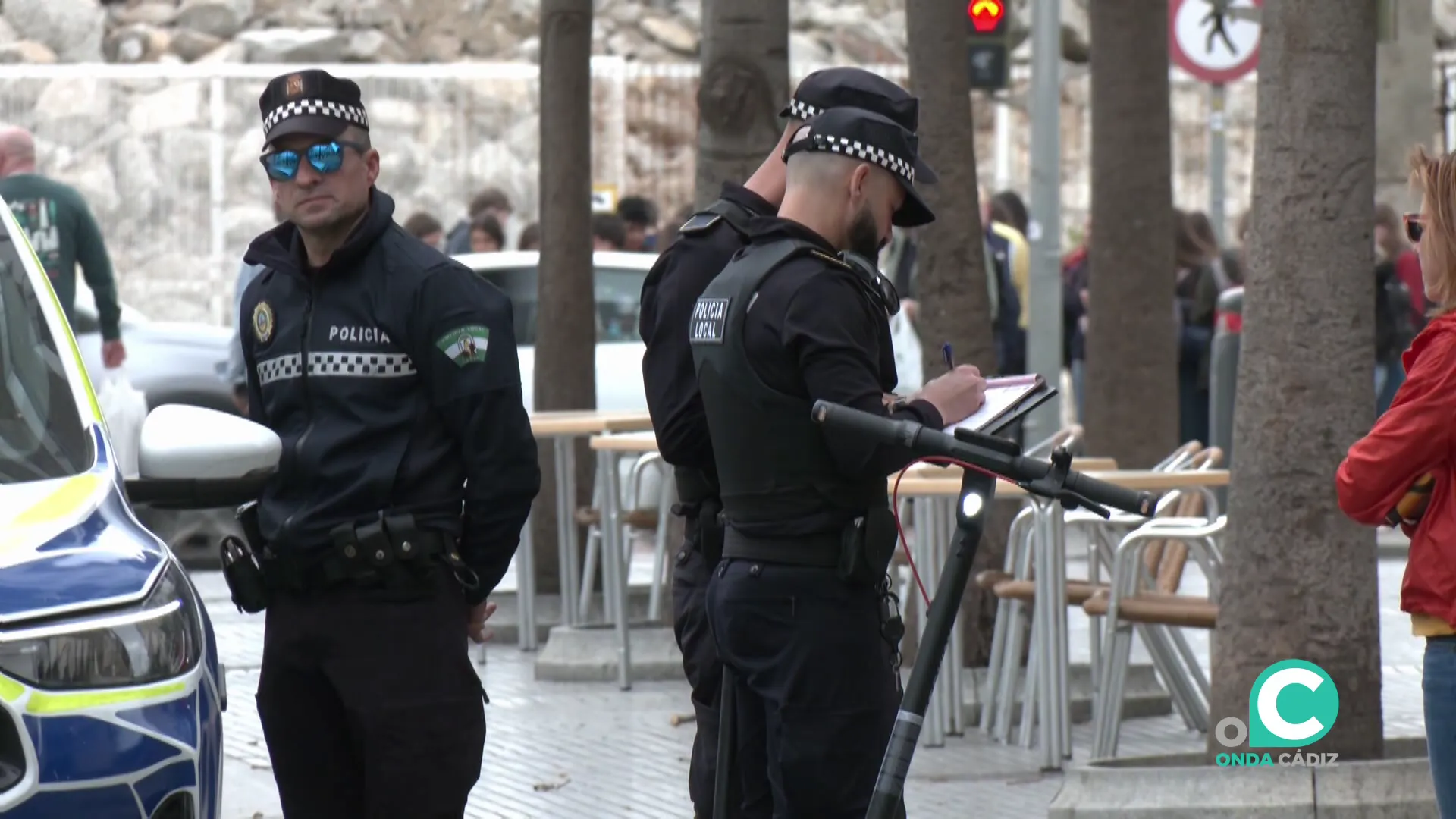 Policías locales sancionan a una conductora este jueves en la plaza San Juan de Dios