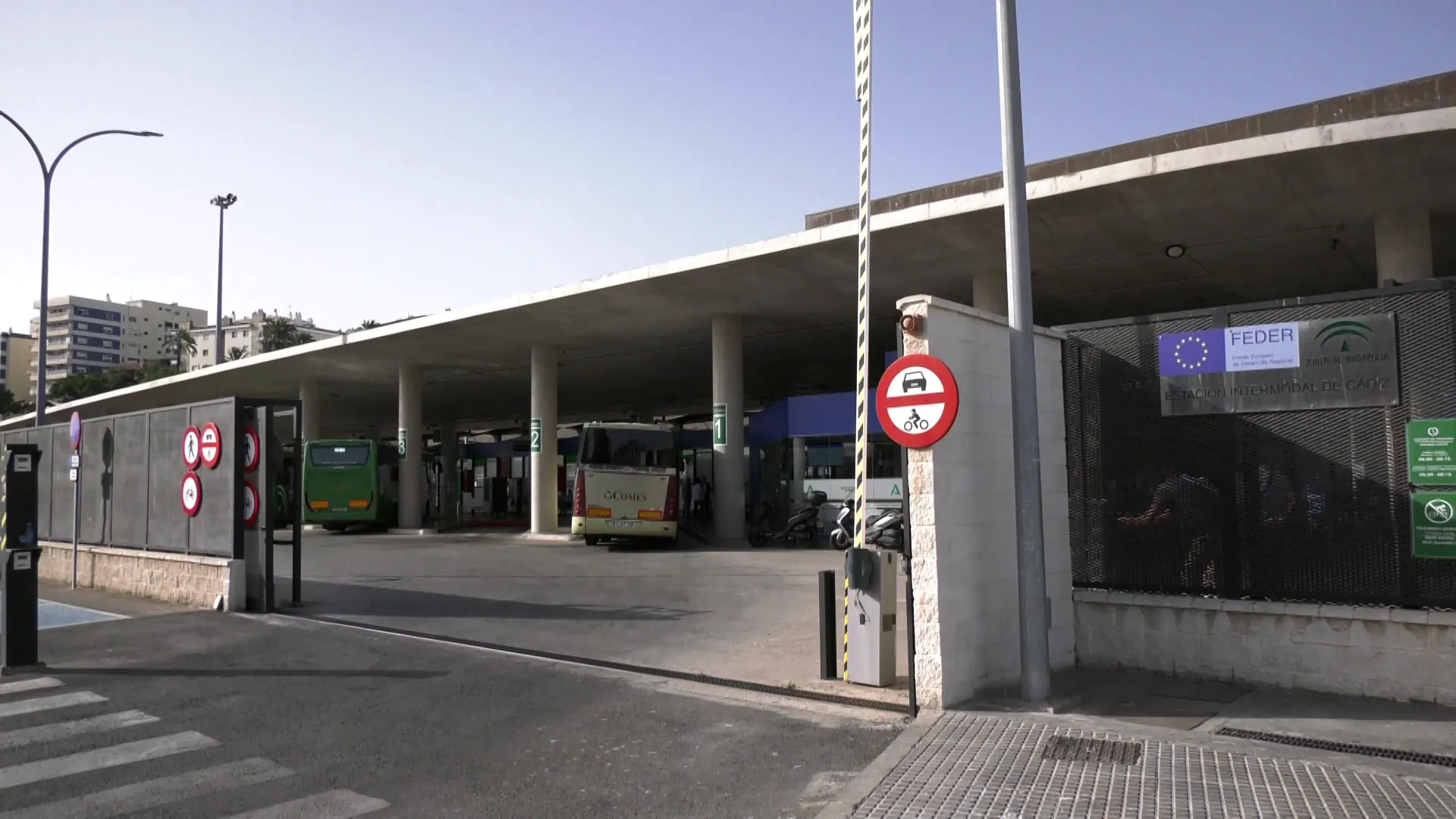 Entrada de la estación de autobuses de la capital gaditana