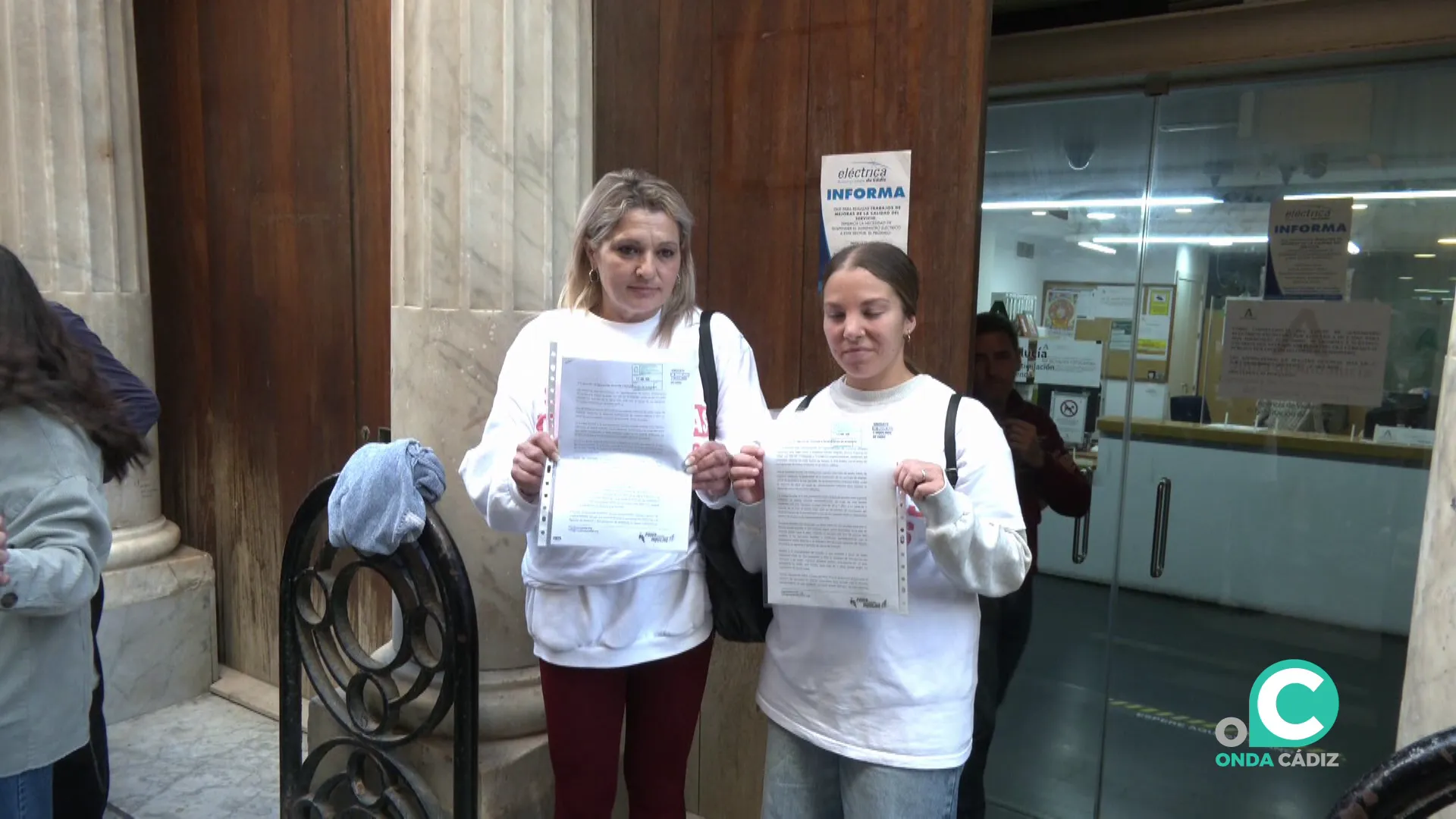 Las afectadas con los escritos a la salida de sede de la Agencia de Vivienda y Rehabilitación de Andalucía