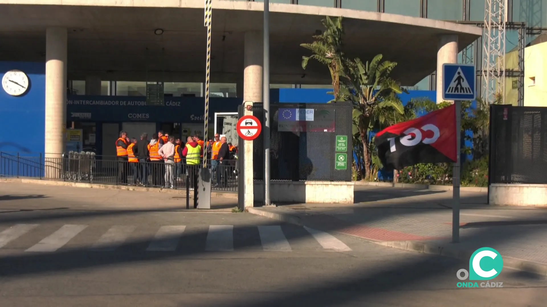 Personal de la compañía concentrado ante la estación de la capital gaditana durante las movilizaciones
