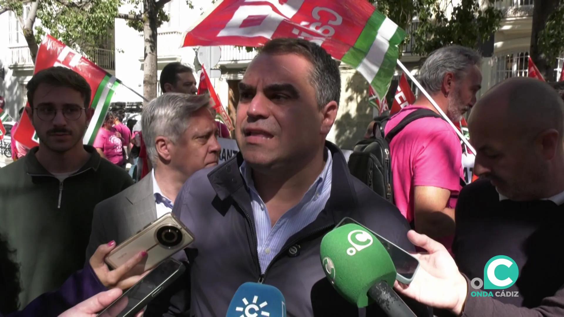 El candidato por Cádiz al parlamento andaluz, Juan Cornejo, durante su intervención ante los medios