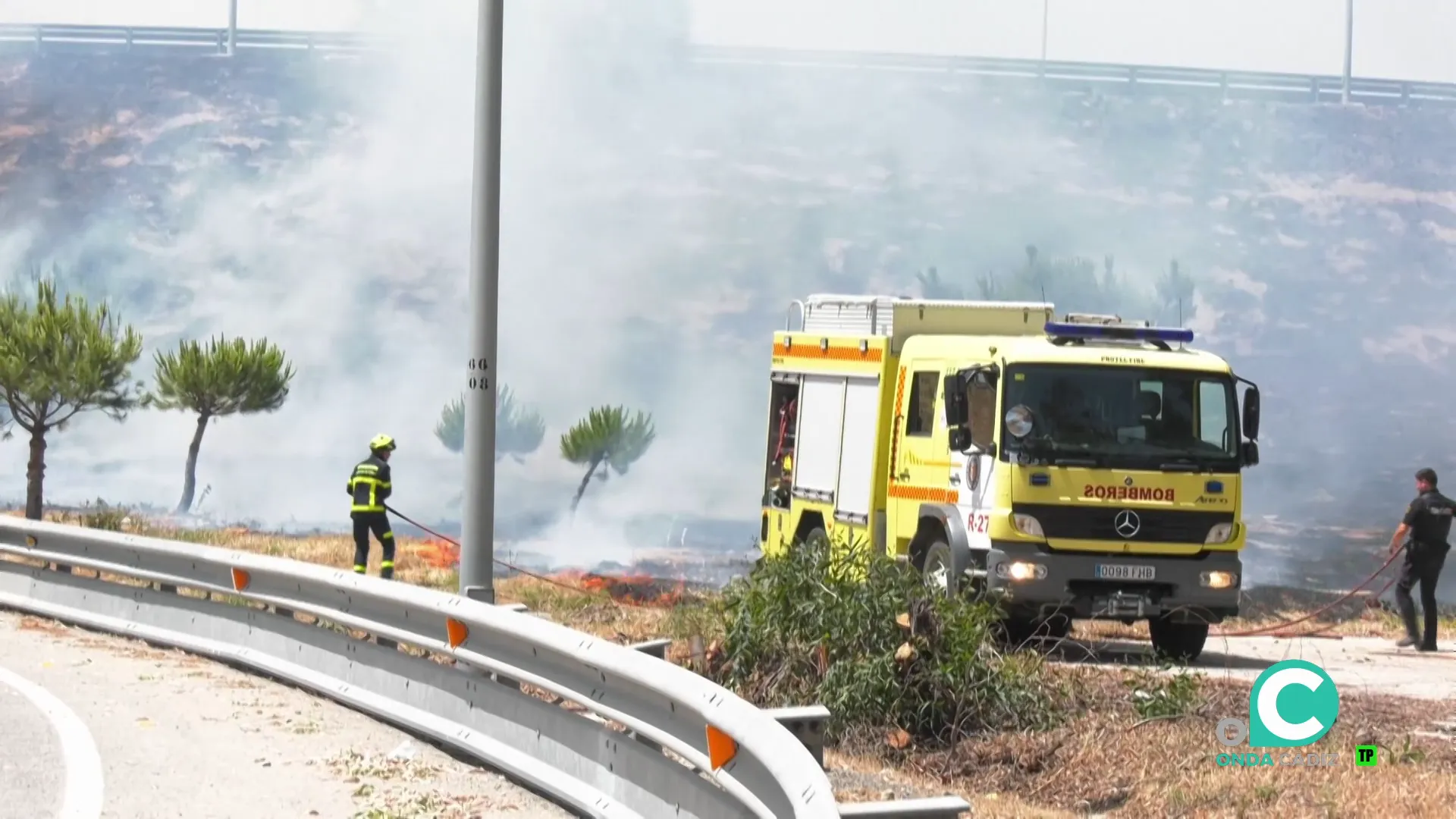 Un camión y varios efectivos de bomberos en la tarde de este lunes en el lugar del siniestro