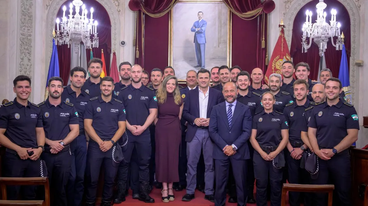 Foto grupal tras la recepción celebrada en el Salón de Plenos este lunes