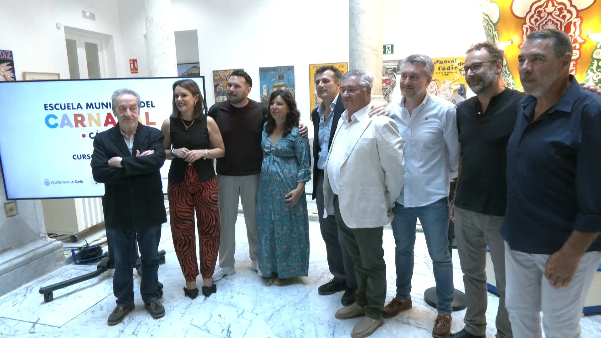 Foto de familia en la Casa del Carnaval 