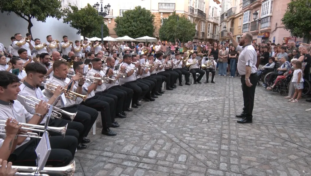 La plaza de San Francisco acoge el concierto eucarístico de Polillas.