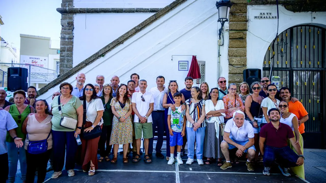 Foto de familia en la Plazuela Enrique Carril 