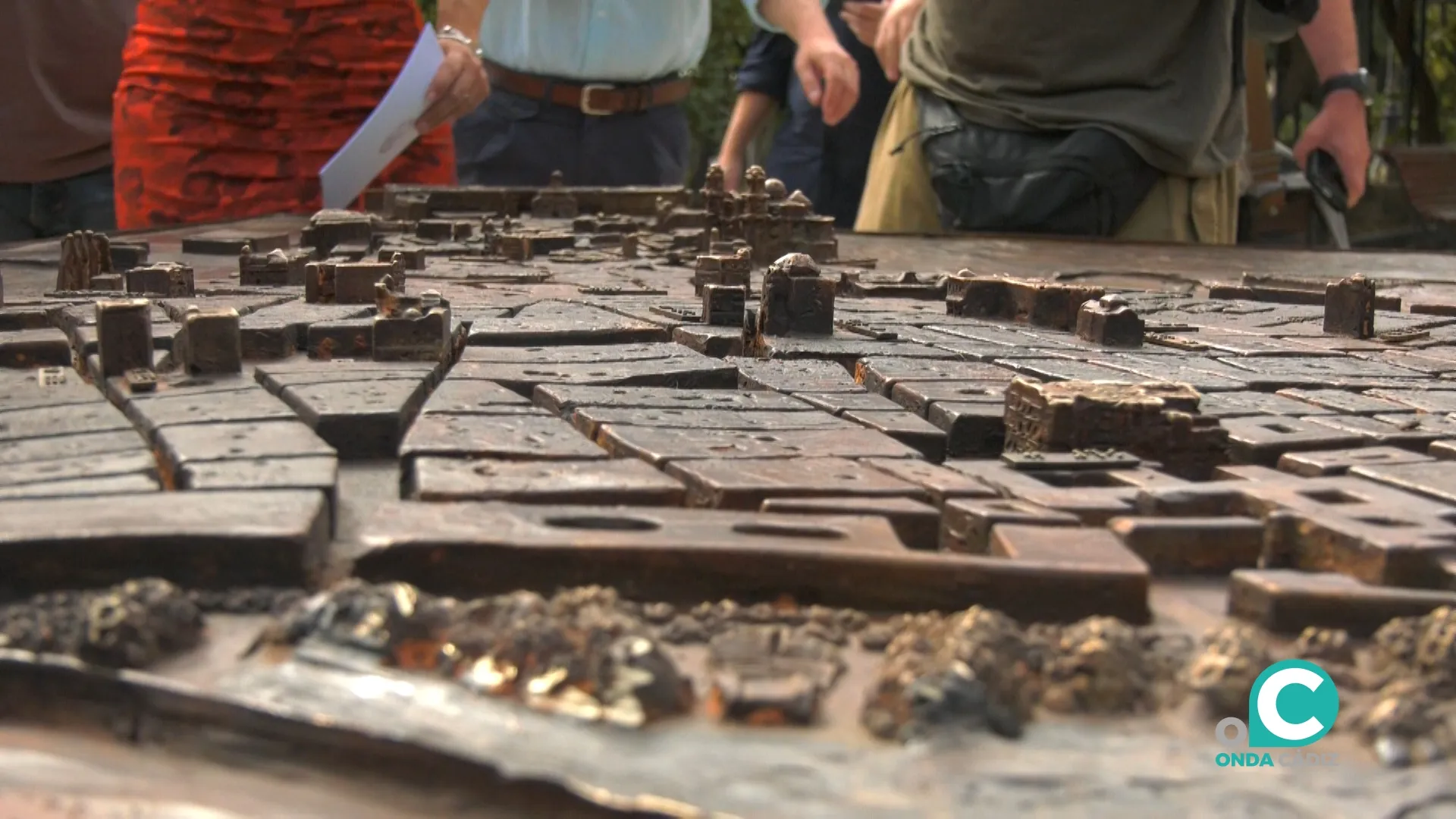 La maqueta tiflológica está desde este viernes en el Paseo de Canalejas, frente al puerto.
