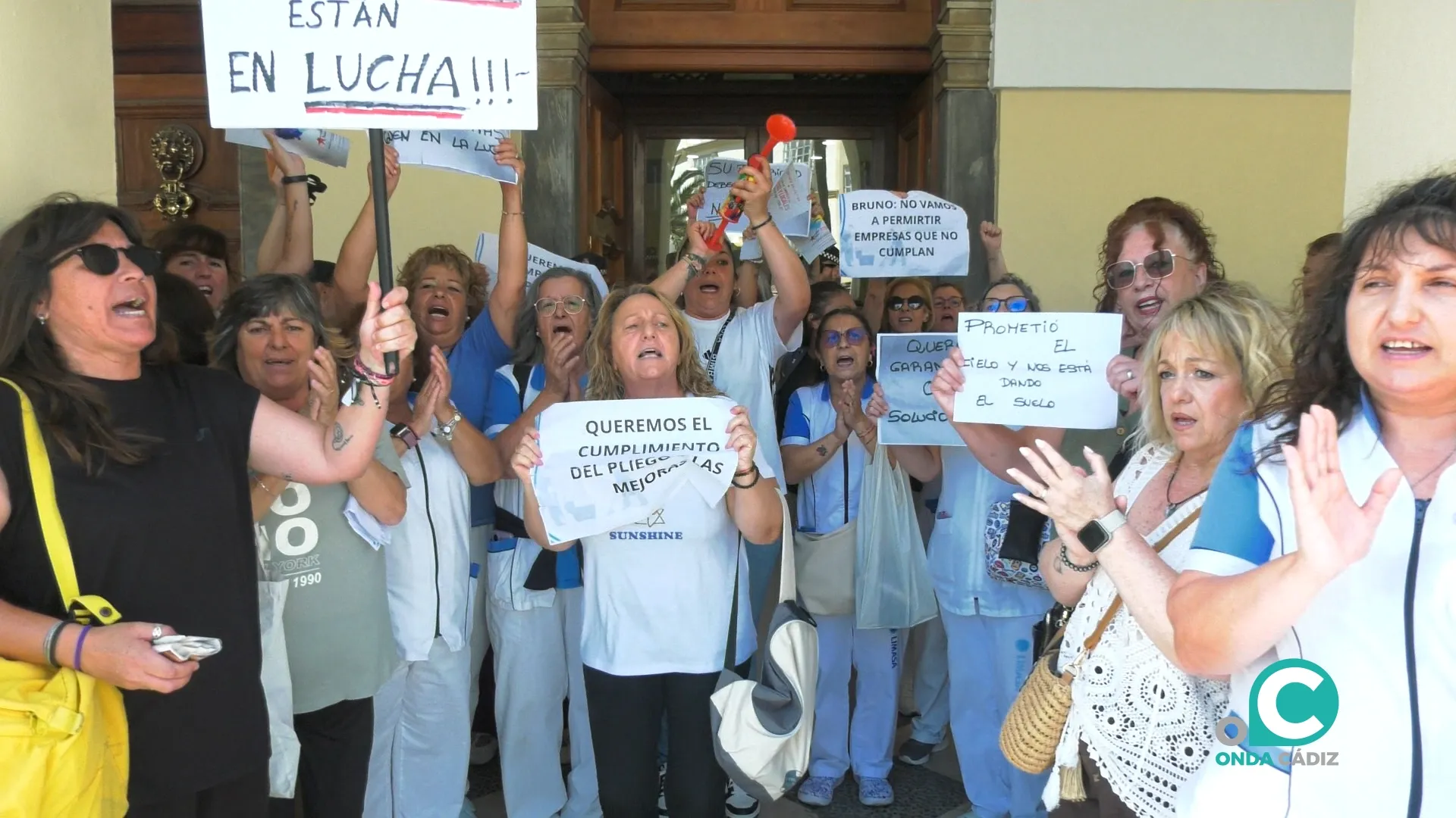La plantilla de limpieza se ha movilizado este jueves a las puertas del Ayuntamiento.