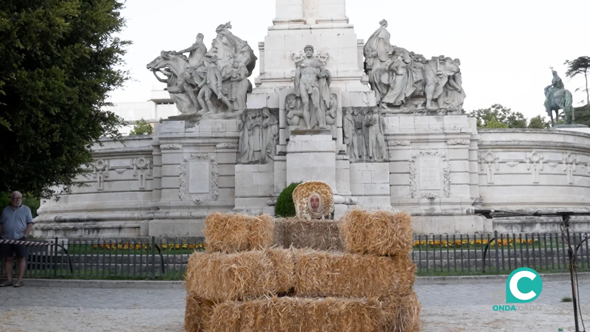 Laura Morales presenta la pieza 'La nueva bestia' en la Plaza de España. 