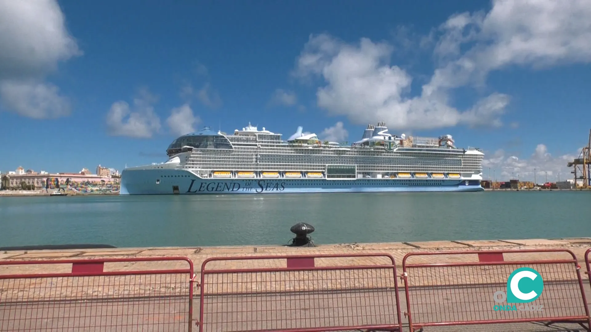 El Legend of the seas atracado en el Muelle 