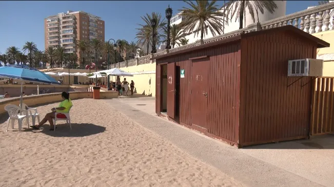 El portavoz socialista, Óscar Torres, ha denunciado la falta de bidones o de palias de madera, entre otros servicios